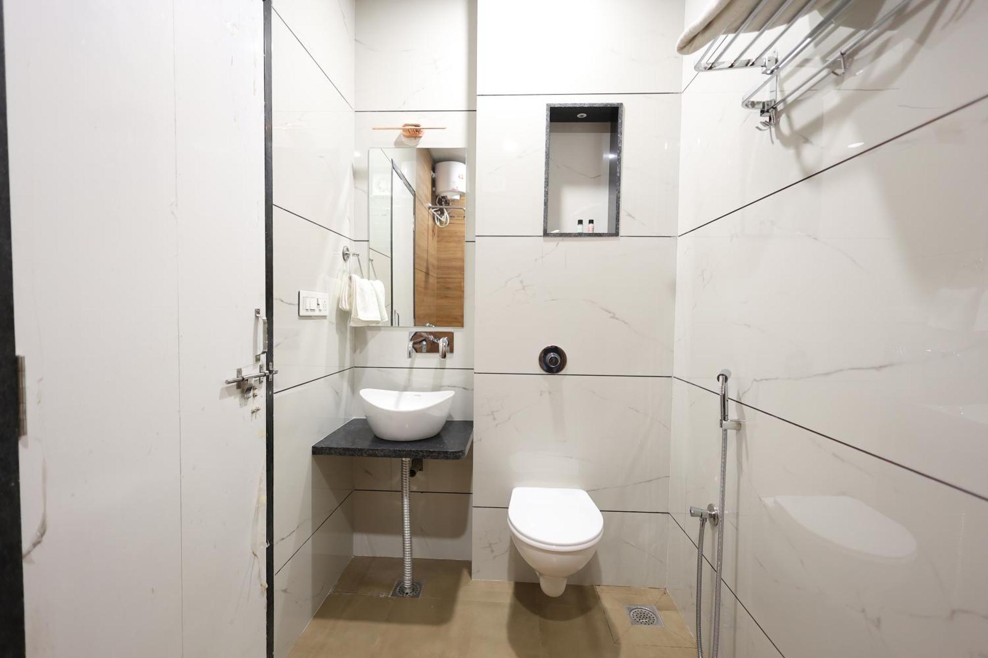 The Tri Arrow Hotel Khatu Bagian luar foto